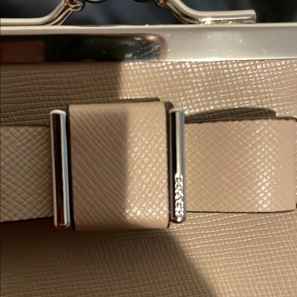 Elegant Cream Clutch with Bow Accent - Picture 4 of 10